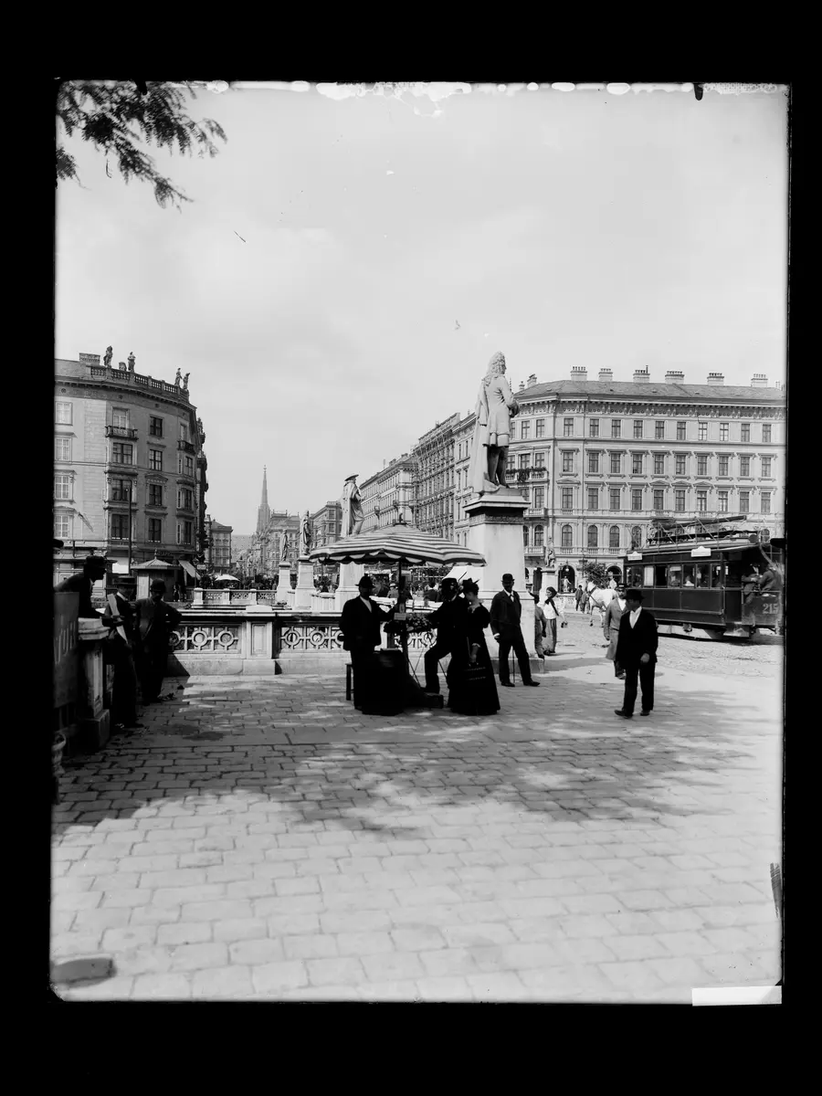 Blick von der Elisabethbrücke zum Stefansdom