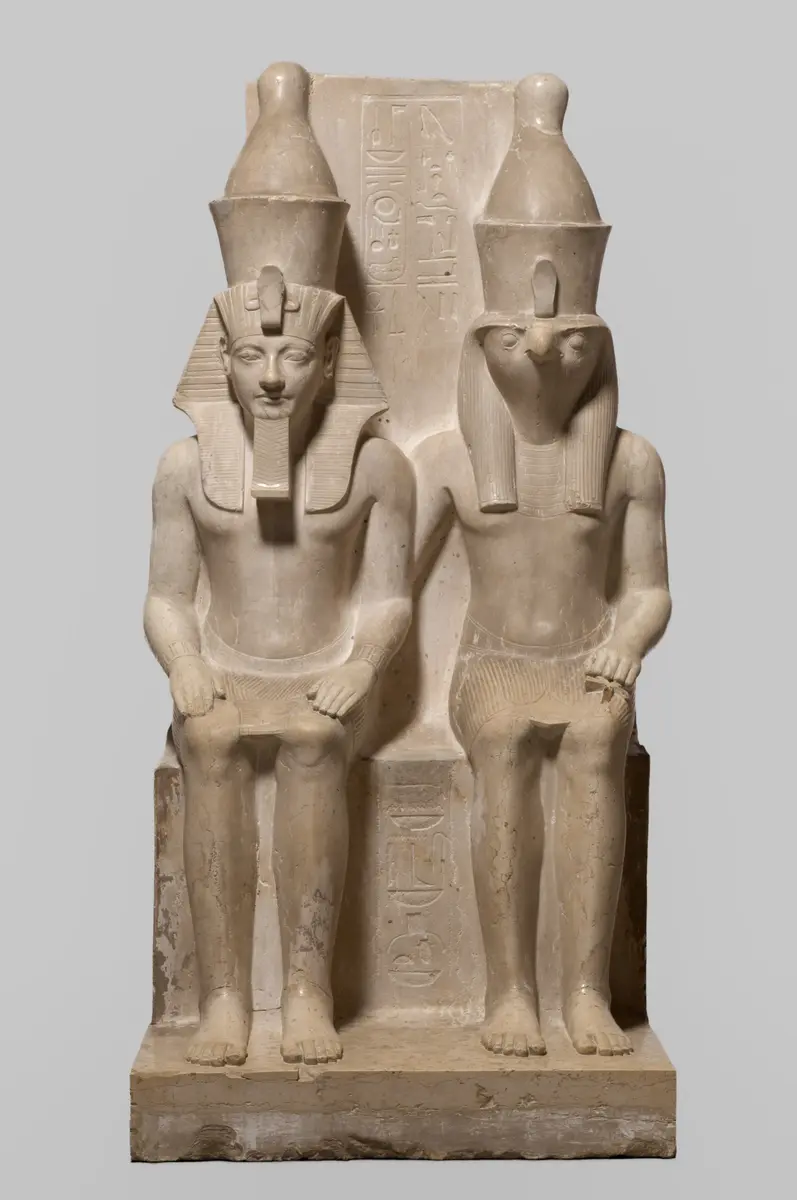 Statuengruppe des Gottes Horus und des Königs Haremhab