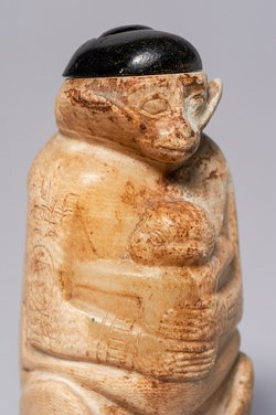 Behälter für Augenschminke in Gestalt einer Äffin mit Jungem