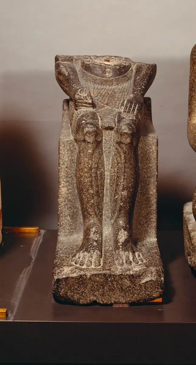 Unterteil einer Sitzstatue des Nes-month
