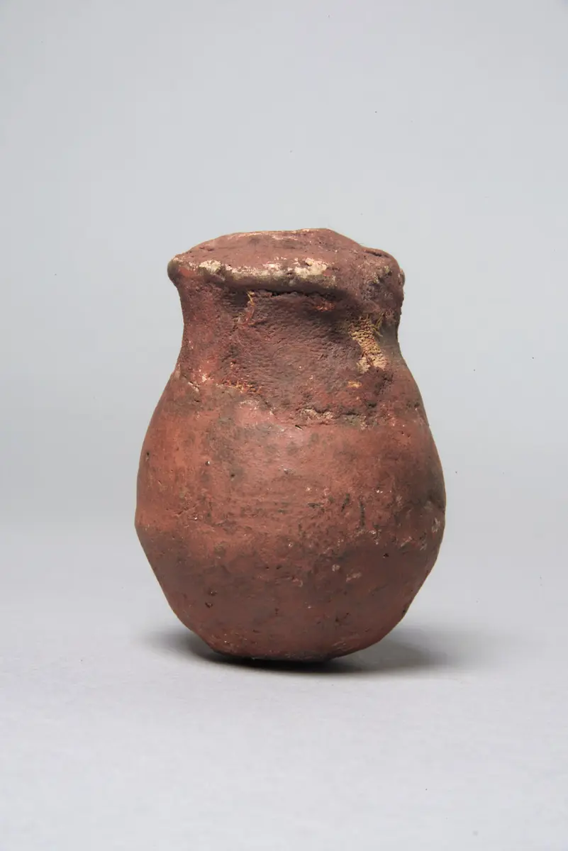 Kleine Vase mit gesiegeltem Schlammverschluß