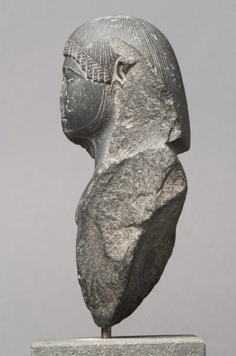 Fragmentierte Büste der Statuette eines Mannes