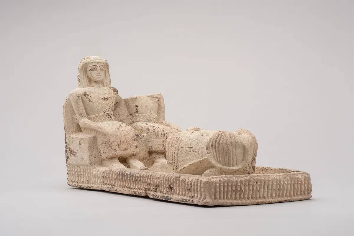 Figurengruppe: Zwei Männer vor einem Sphinx sitzend