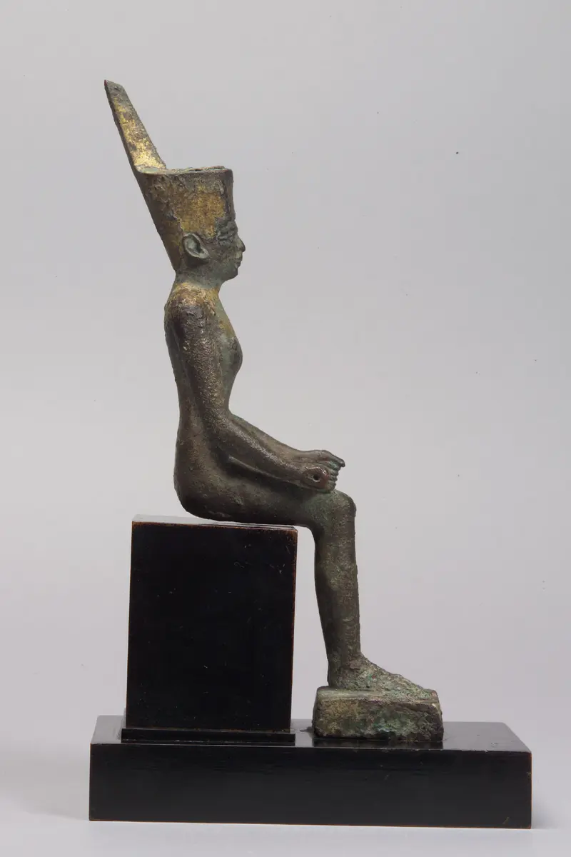 Thronende Göttin Neith