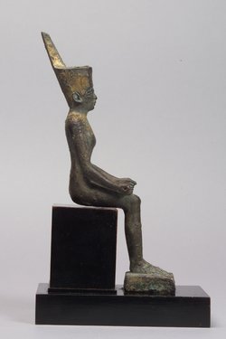 Thronende Göttin Neith