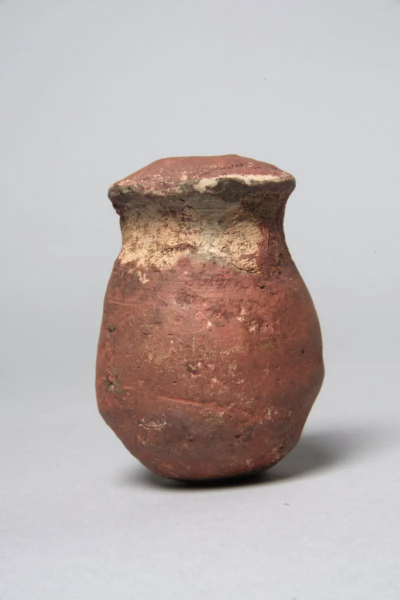Kleine Vase mit gesiegeltem Schlammverschluß