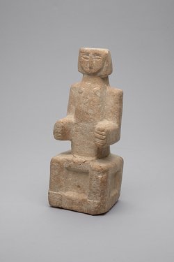 Figur einer sitzenden Frau