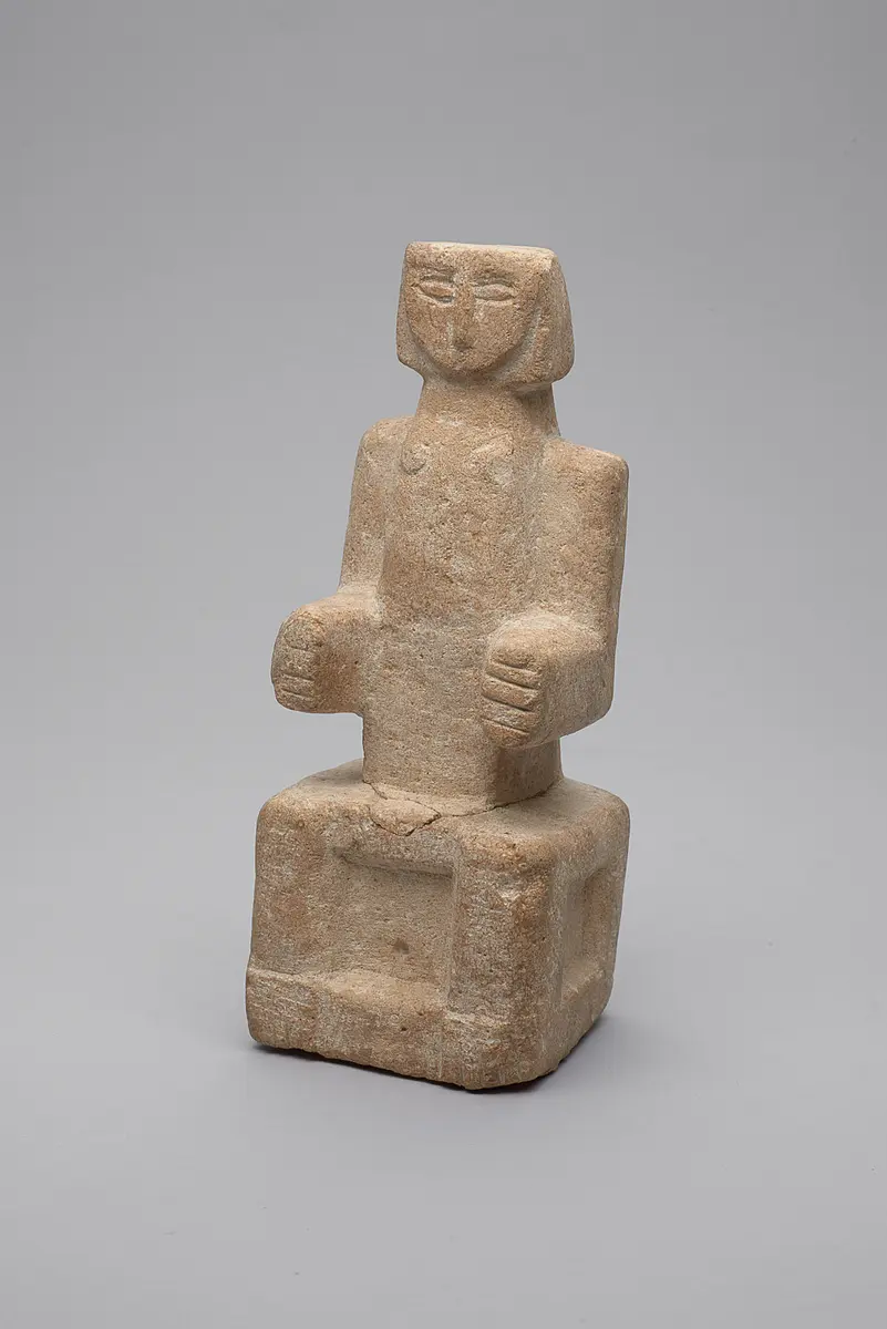 Figur einer sitzenden Frau