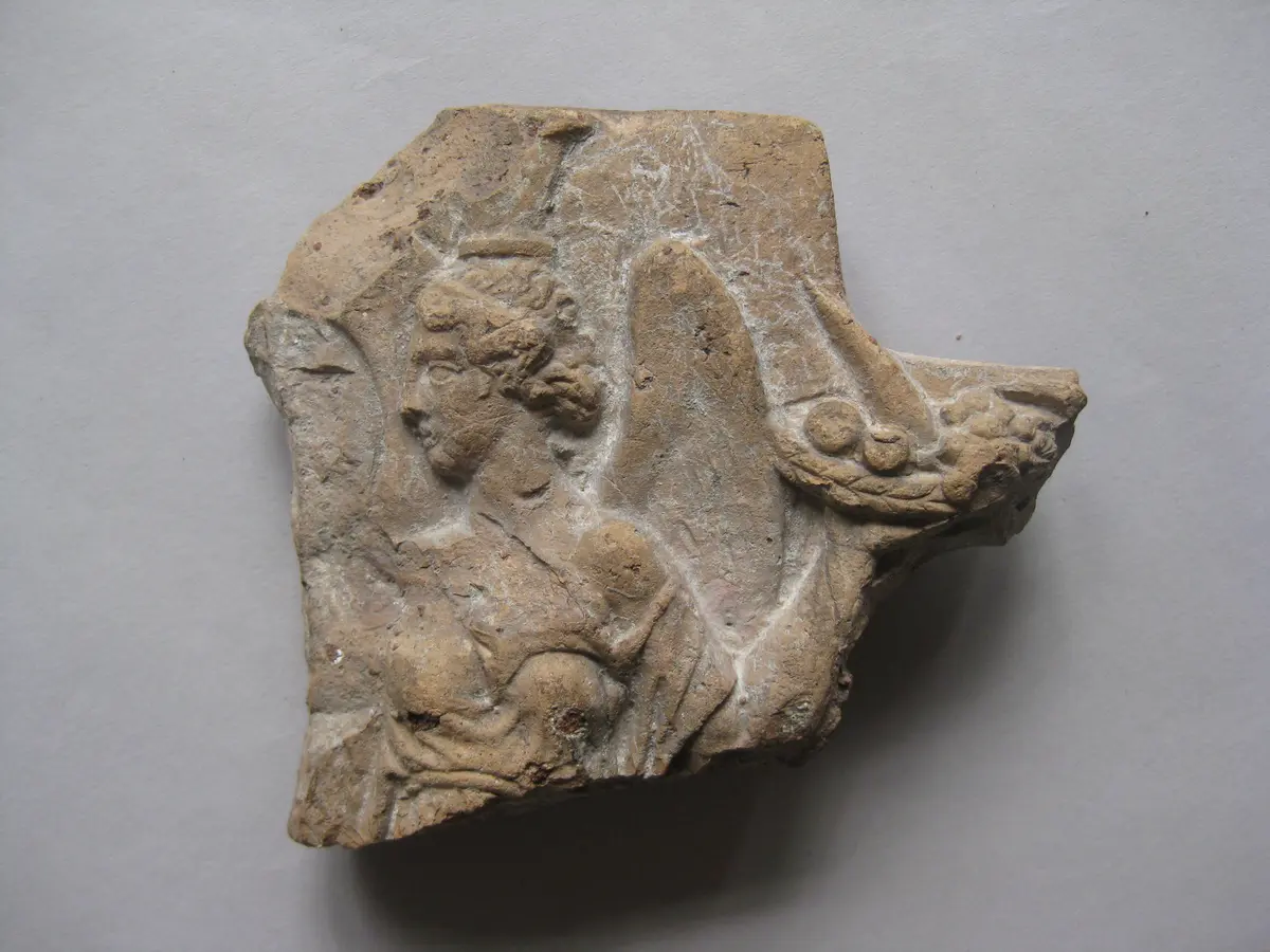 Fragment einer Firstkrönung(?): Weibliche Flügelgestalt