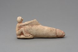 Hockender, nackter Mann mit übergroßem Phallus und Harfe