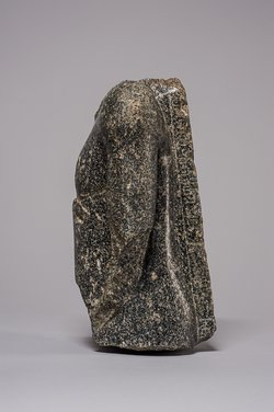 Torso einer stehenden (naophoren) Statue des Tsai-an-em-her-imu