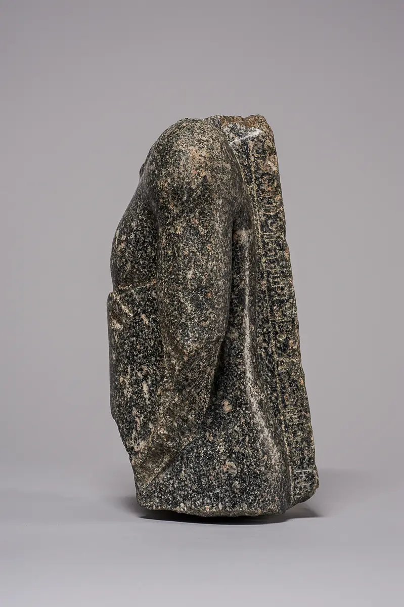 Torso einer stehenden (naophoren) Statue des Tsai-an-em-her-imu