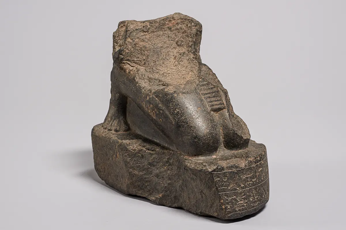 Unterteil einer knienden Statuette des Hor-em-achbit