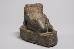 Unterteil einer knienden Statuette des Hor-em-achbit