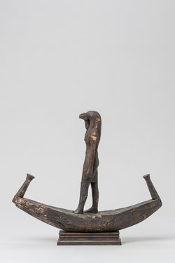 Figur des ibisköpfigen Gottes Thot, in einer Barke stehend