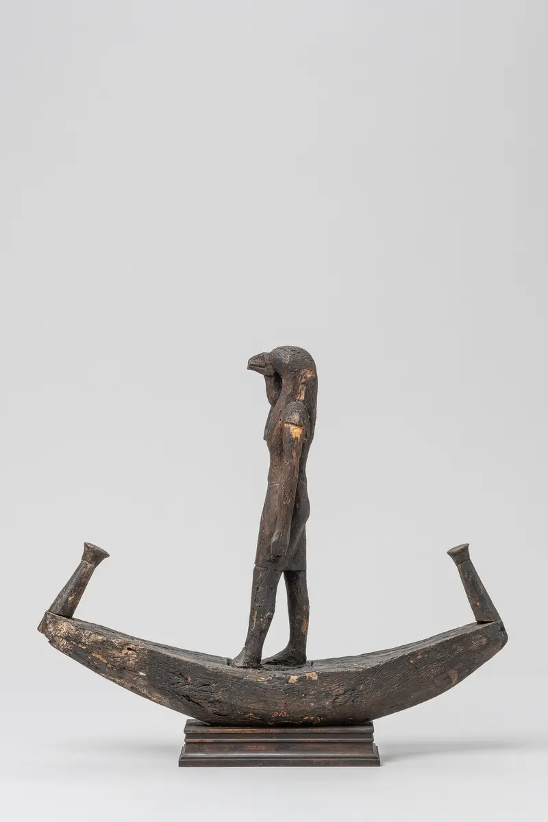 Figur des ibisköpfigen Gottes Thot, in einer Barke stehend