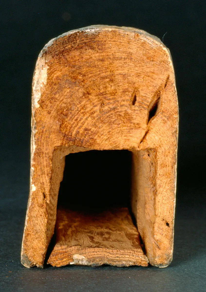 Obeliskenförmiger Behälter mit Osirisfigur