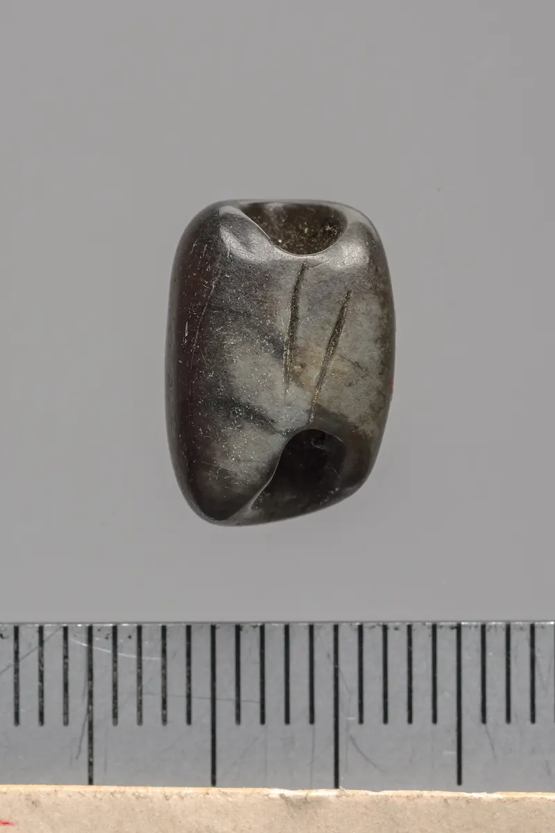 Siegelamulett, längs durchbohrt