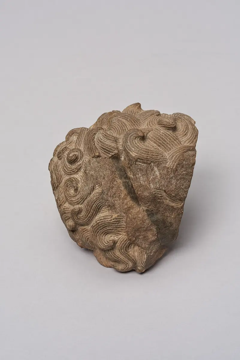 Fragmente einer Statuettengruppe: Jünglingsraubende Sphinx