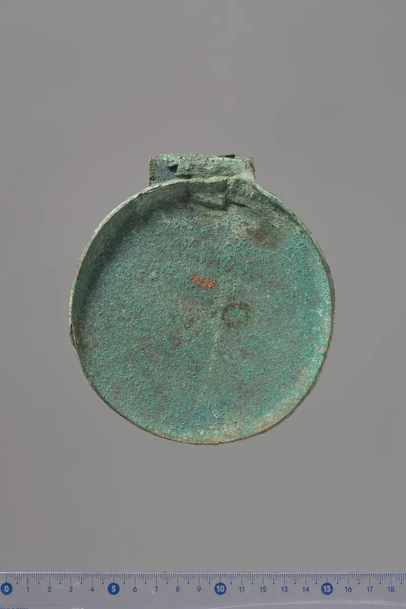 Deckel eines Klappspiegels mit Reliefapplik: Eros, Dionysos, Mänade (oder Muse)