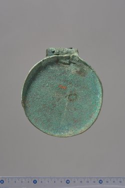 Deckel eines Klappspiegels mit Reliefapplik: Eros, Dionysos, Mänade (oder Muse)