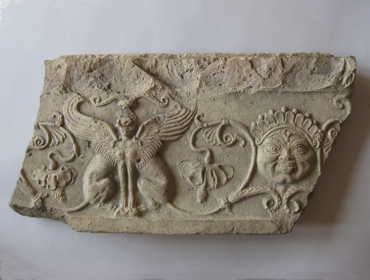 Fragment einer Sima: Doppelsphinx und Gorgoneion in Ranken