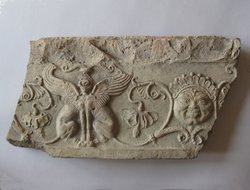 Fragment einer Sima: Doppelsphinx und Gorgoneion in Ranken