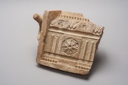 Matrize einer Verkleidungsplatte mit Triglyphenfries und Masken