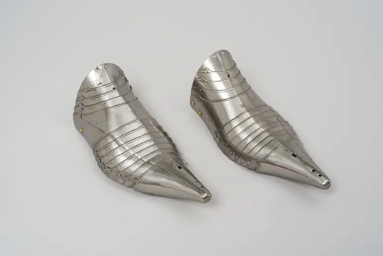 A pair of pointed sabatons