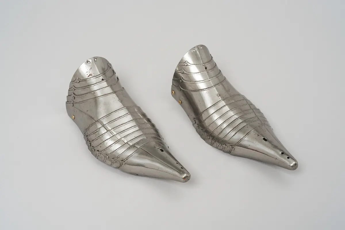 Ein Paar Schuhe mit kurzen Schnäbeln