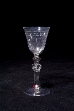 Kelchglas mit Freundschaftssymbolen