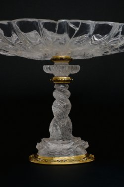 Muschelförmige Schale mit Drachen