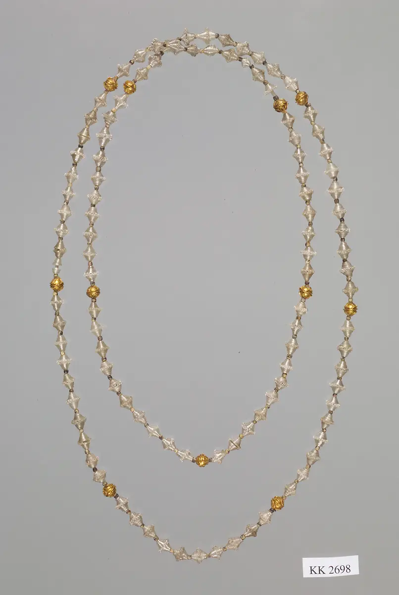 Kette aus Glas und Goldknöpfen