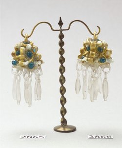 Ohrgehänge mit haferkornartigen Anhängseln aus Glas 