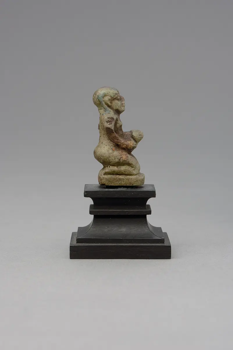 Figur eines knienden, nackten Mannes mit aufgerichtetem Phallus