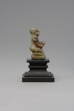 Figur eines knienden, nackten Mannes mit aufgerichtetem Phallus