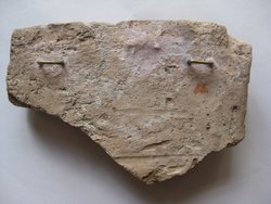 Fragment einer Sima: Erosknabe mit Fruchtgirlande