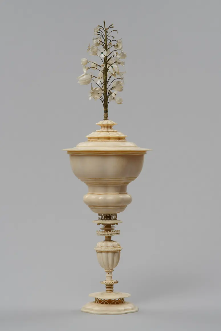 Deckelpokal mit Blumenbukett