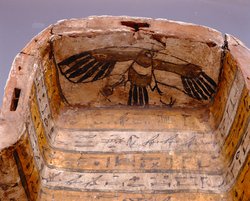 Mumienförmiger Sarg des Djed-bastet-inek-su