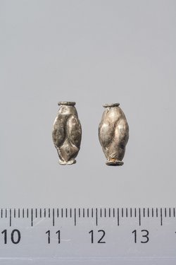 Zwei Silberperlen