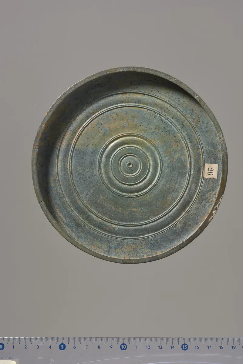Teile eines Klappspiegels: Deckel mit Reliefapplik (Dionysos und Ariadne, Eros), Unterteil