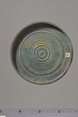 Teile eines Klappspiegels: Deckel mit Reliefapplik (Dionysos und Ariadne, Eros), Unterteil