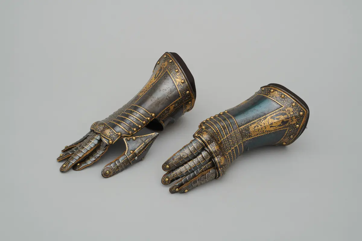 Ein Paar Fingerhandschuhe der Goldtauschierten Garnitur