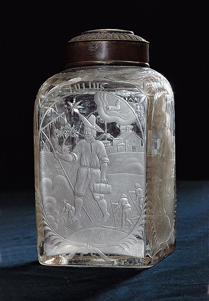 Vierkantflasche mit Monatsdarstellungen (Mai, Juni, Juli, August) und zugehörigen Sternzeichen