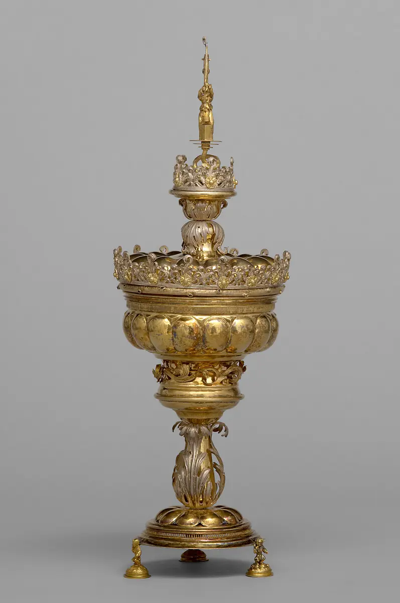Deckelpokal mit Frau am Ziehbrunnen