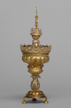Deckelpokal mit Frau am Ziehbrunnen