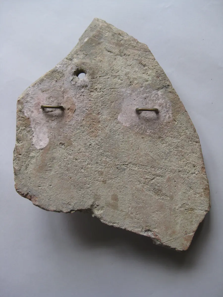 Fragment aus dem rechten Teil einer Verkleidungsplatte mit Frauen zu Seiten eines Thymiaterion: Kopf und Oberkörper einer Frau