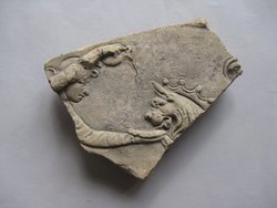 Relieffragment: Arimasp, einen Löwengreif tränkend