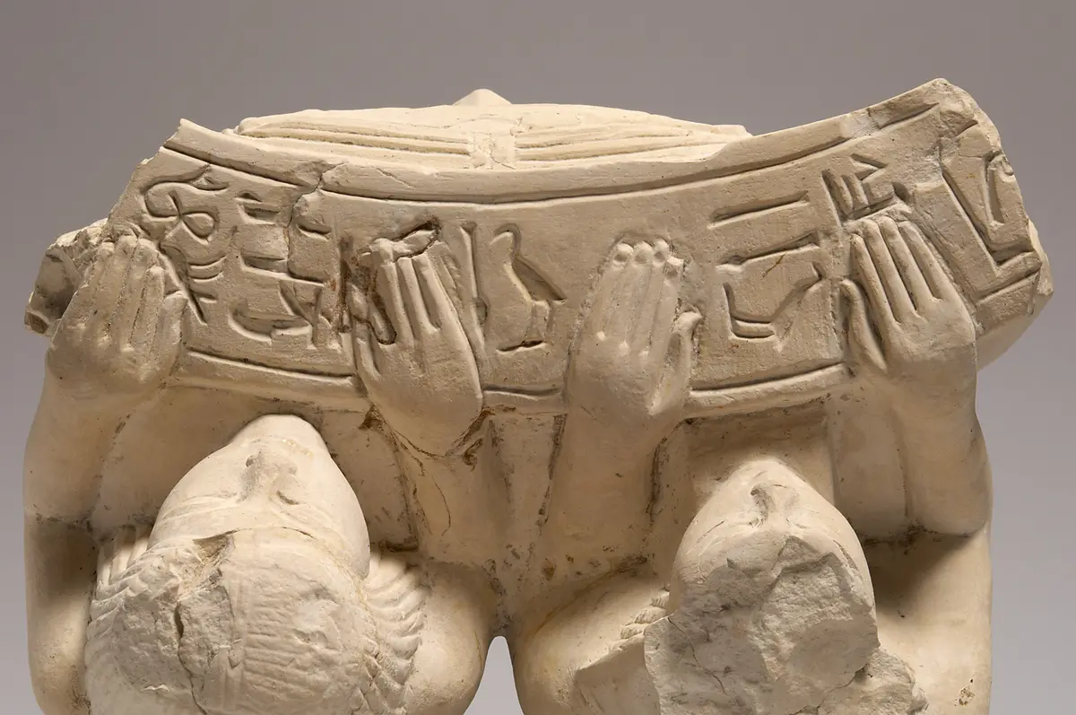 Fragment eines Hathorbeckens mit zwei Stifterfiguren