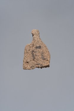 Fragmentierte Ächtungsfigur mit Aufschrift